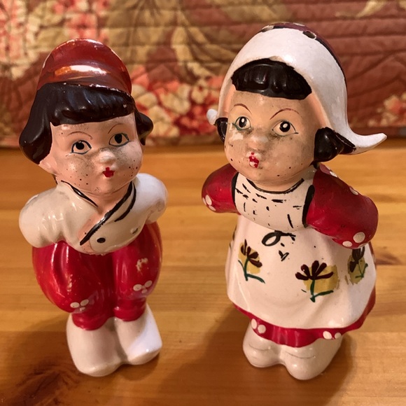 Vintage Wales Norwich kissing Dutch salt & pepper shakers, good condition - Picture 2 of 11